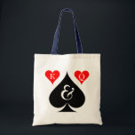 Personalisierte Las- Vegashochzeits-Taschentasche Tragetasche<br><div class="desc">Personalisierte Las- Vegashochzeits-Party-Taschentasche. Karoass Pokerhochzeits-Taschentasche mit König und Königin der Herzen. Personalizable Monogrammbuchstabe für Braut und Bräutigam. Niedliche Idee für Braut,  Brautjungfern,  Blumenmädchen,  Trauzeugin ETC….</div>