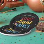 Personalisierte Liebe Light Latkes Hanukkah Funny Pappteller<br><div class="desc">Liebe Light Latkes Black Hanukkah Funny Quote Paper Teller wird Ihre Familie Hanukkah Party aufhellen! Dieses farbenfrohe, humorvolle Sprichwort zeichnet sich wirklich durch den schwarzen Sternennachts-Hintergrund aus. Sicher, Freunde und Familie lächeln zu machen. Enthält Platz für Ihren Namen oder Ihre Nachricht. Brauchen Sie Hilfe bei diesem Design? Woll, andere Farben...</div>