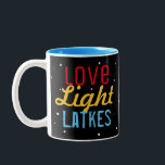Personalisierte Liebe Light Latkes Hanukkah Funny Zweifarbige Tasse<br><div class="desc">Liebe Light Latkes Black Hanukkah Funny Zitat Zwei-Töne-Tasse wird Ihre Familie Hanukkah Party aufhellen! Warum nicht für jeden Gast einen machen - und als Platzkarte nutzen? Dieses farbenfrohe, humorvolle Sprichwort hebt sich wirklich von der schwarzen Sternengeschichte ab. Sicher, Freunde und Familie lächeln zu machen. Enthält Platz für Ihren Namen oder...</div>