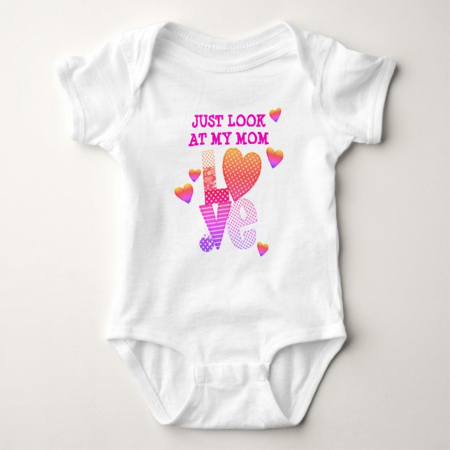 PERSONALISIERTE LIEBE - SCHAUEN SIE SICH MEINE MAM BABY STRAMPLER (Vorderseite)