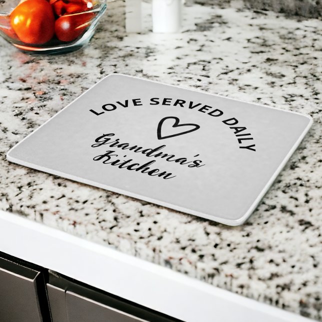 Personalisierte Liebe täglich serviert Schneidebrett (Personalized Love Served Daily Cutting Board from Ricaso. Add your own text. perfect gift idea)
