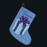 Personalisierte Lila Geschenkbox Weihnachten Hanuk Kleiner Weihnachtsstrumpf<br><div class="desc">Holiday Strumpf bietet eine originale Marker-Abbildung eines blau-lila umhüllten Geschenkes mit einem Bogen oben. Einfach mit Ihrem Namen für eine einmalige Weihnachts- oder Hanukkah-Dekoration personalisieren! Diese Abbildung ist auch auf anderen Produkten verfügbar. Sehen Sie nicht, wonach Sie suchen? Brauchen Sie Hilfe bei der Anpassung? Kontaktieren Sie Rebecca, um etwas für...</div>