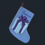 Personalisierte Lila Geschenkbox Weihnachten Hanuk Kleiner Weihnachtsstrumpf<br><div class="desc">Holiday Strumpf bietet eine originale Marker-Abbildung eines blau-lila umhüllten Geschenkes mit einem Bogen oben. Einfach mit Ihrem Namen für eine einmalige Weihnachts- oder Hanukkah-Dekoration personalisieren! Diese Abbildung ist auch auf anderen Produkten verfügbar. Sehen Sie nicht, wonach Sie suchen? Brauchen Sie Hilfe bei der Anpassung? Kontaktieren Sie Rebecca, um etwas für...</div>