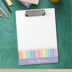 Personalisierte lila Regenbogenstifte-Lehrerin Klemmbrett