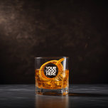 Personalisierte Logos und Text-Whiskey-Gläser Whiskyglas<br><div class="desc">Erstellen Sie Ihre eigene personalisierte Whiskey-Brille, die Ihr Firmenlogo hochlädt und Ihren eigenen Text ergänzt. Ein einfaches und berufliches Design wird Ihre Gäste beeindrucken! Dieses Werbegeschenk eignet sich hervorragend als Geschenk für Ihre Firmenfeiern, für Mitarbeiter, berufliche Verwaltung oder Kunden. Überraschen Sie Ihre Gäste für Party, Hochzeiten, Nachtclubs und jede Art...</div>