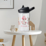 Personalisierte magische Fairy Floral Garden Pixie Trinkflasche<br><div class="desc">Genießen Sie Ihren kleinen Durst in zauberhaftem Stil mit unserer Personalisierten Flora Pixie Water Flasche aus Magical Fairy! Diese köstliche Wasserflasche ist der ideale Begleiter, um auf all ihren Abenteuern Hydrid bleibe. Unsere Wasserflasche wurde mit Sorgfalt und Liebe zum Detail gestaltet und zeichnet sich durch ein charmantes Design aus, das...</div>