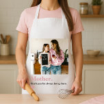 Personalisierte Mama Vielen Dank Foto Schürze<br><div class="desc">"Mit dieser personalisierten Schürze für die Mama wird jeder Moment in der Küche bedeutsamer. Mit Ihrem Lieblings-Foto und der berührenden Botschaft "Mama, danke, dass du immer da bist", ist diese Schürze so herzlich wie praktisch. Egal, ob sie Kekse backt oder einfach nur ihren Morgenkaffee genießt, diese maßgeschneiderte Schürze ist eine...</div>