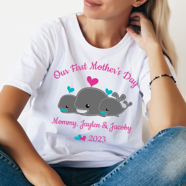 Personalisierte Mama von zwei Jungen, Erster Mutte T-Shirt (Von Creator hochgeladen)