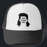 Personalisierte Meldung Funny Mullet Illustration Truckerkappe<br><div class="desc">Erstellen Sie das perfekte personalisierte Geschenk. Fügen Sie eine lustige Nachricht hinzu, um es zu einem lustigen Gag-Geschenk zu machen. Enthält eine Cartoon-Style-Abbildung von Mullet-Frisuren und Ihrem eigenen Sprichwort oder Namen.</div>