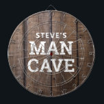 Personalisierte Menschenhöhle Rustikales Waldland Dartscheibe<br><div class="desc">Mit diesem Personalisierten Man Cave Rustic Wood Country Dart Board können Sie Ihr Spielzimmer ganz oben in der Hand halten. Es ist mit seinem Namen entworfen, gefolgt von einer "Menschenhöhle" in großen fett weißen Schriften. Der Hintergrund ist aus braunem Imitat mit Holzdekor. KLICKEN SIE AUF DIE OPTION PERSONALISIEREN DER VORLAGE,...</div>
