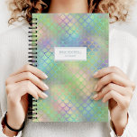 Personalisierte Mermaid-Scales-Regenbogenschimmer  Planer<br><div class="desc">Ein trendiger,  farbenfroher Planer mit einem schimmernden Mermaid-Muster in pastellfarbenen Regenbogenfarben. Personalisieren Sie es mit Ihrem Namen und dem Jahr oder anderen Text Ihrer Wahl in Pastellblau auf einem weißen Rechteck.</div>