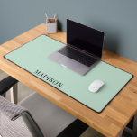 Personalisierte Minimalistische Typografie Solid G Schreibtischunterlage<br><div class="desc">Personalisierte grüne Schreibtischmatte mit dem Namen in einer einfachen Serifenschrift. Minimalistische moderne Typografie. Für Zuhause oder Büro. Ideal für Zuhause oder Büroarbeitsplätze.</div>