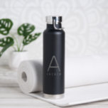 Personalisierte, moderne, einfache Schwarz-Grau-Mo Trinkflasche<br><div class="desc">Personalisierter Name und Anfangsbuchstabe Edelstahl Wasserflasche mit einer Custom Monogram in einem modernen und minimalen klassischen Sans Serif Schriftart für ein einfaches, aber raffiniertes und männliches Aussehen. Auf einer schwarzen Metallflasche in Grau dargestellt, können die Textfarben und Schriftart gewechselt werden und mehrere Flaschenfarben sind in kleinen und großen Größen erhältlich....</div>