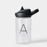 Personalisierte, moderne, einfache, schwarz-graue  trinkflasche<br><div class="desc">Personalisierte Kid's Camelback Waterflasche mit ihrem Namen und Initial Letter Custom Monogram in einem trendigen, modernen und minimalen dünnen klassischen Sans Serif Schriftart für einen einfachen und schlichten Look. Auf einer durchsichtigen Plastikflasche grau dargestellt, können die Textfarben und Schriftart gewechselt werden und mehrere Flaschenfarben sind in kleinen und großen Größen...</div>