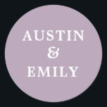 Personalisierte moderne Lavendelhochzeit Runder Aufkleber<br><div class="desc">Karo diese niedlichen modernen Aufkleber für deine Hochzeit aus. Sie verfügen über einen hübschen Farbhintergrund, ein niedliches Skript und anpassbare Namen für Braut und Bräutigam, um ihren eigenen Namen hinzuzufügen. Passen Sie den Text so an, wie Sie möchten, um Ihre Hochzeitsvibe zu erfüllen. Perfekt für alle Hochzeitsbedürfnisse Produkte wie danke...</div>