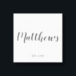 Personalisierte moderne Script-Monogramm und Famil Leinwanddruck<br><div class="desc">Personalisiertes Monogramm und Familiennamensgeschenk mit Familiennamen in grauem, modernem Script Schriftart Stil und Monogramm in hellgrauem, modernem Script Schriftart Stil als Hintergrund mit einem Jahr in Grausans Serif Schriftart Stil auf weißem Hintergrund. Perfekt als Geschenk für Neuvermählte, Familiengeschenk, Familienspass und Wiedersehen für alle besondere Anlässe.</div>