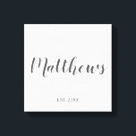 Personalisierte moderne Script-Monogramm und Famil Leinwanddruck<br><div class="desc">Personalisiertes Monogramm und Familiennamensgeschenk mit Familiennamen in grauem,  modernem Script Schriftart Stil und Monogramm in hellgrauem,  modernem Script Schriftart Stil als Hintergrund mit einem Jahr in Grausans Serif Schriftart Stil auf weißem Hintergrund. Perfekt als Geschenk für Neuvermählte,  Familiengeschenk,  Familienspass und Wiedersehen für alle besondere Anlässe.</div>