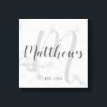 Personalisierte moderne Script-Monogramm und Famil Leinwanddruck<br><div class="desc">Personalisiertes Monogramm und Familiennamensgeschenk mit Familiennamen in grauem,  modernem Script Schriftart Stil und Monogramm in hellgrauem,  modernem Script Schriftart Stil als Hintergrund mit einem Jahr in Grausans Serif Schriftart Stil auf weißem Marmor Hintergrund. Perfekt als Geschenk für Neuvermählte,  Familiengeschenk,  Familienspass und Wiedersehen für alle besondere Anlässe.</div>