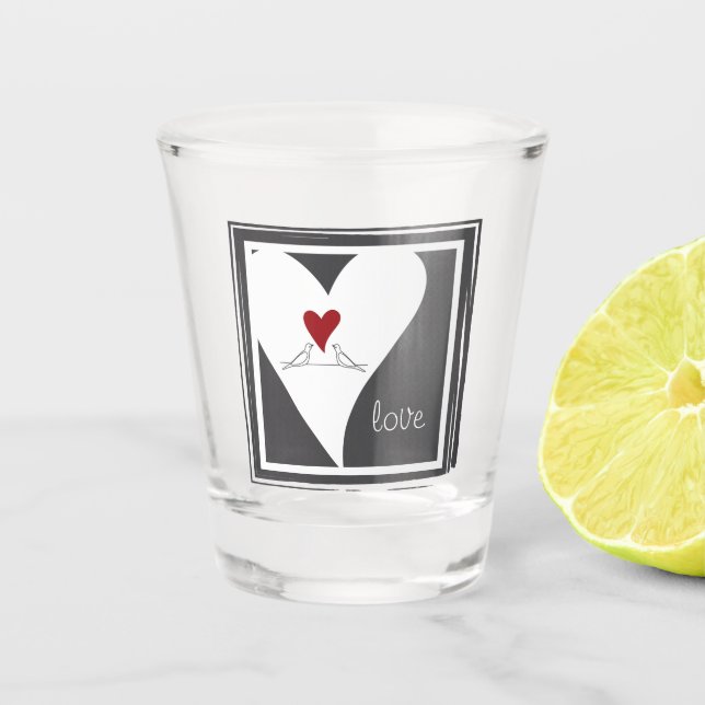 Personalisierte moderne Vögel in Liebe Rotes Herz Schnapsglas (Vorderseite)