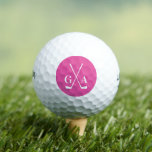 Personalisierte Monogramm-Initialen mit Crossed Cl Golfball<br><div class="desc">Mit diesem personalisierten, stilvollen Golfball mit hellrosa Monogramm und gekreuztem Clubdesign stärken Sie Ihr Spiel. Ideal für Golfliebhaber, Turniergeschenke, Trauzeugen-Favoriten oder Vatertag-Überraschungen. Anpassbar mit Ihren Initialen für eine einzigartige Touch auf dem Kurs. Egal, ob Sie abschenken oder schenken: Dieser maßgeschneiderte Golfball verleiht jedem Schwung klassischen Charme und eine persönliche Note....</div>