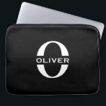 Personalisierte Monogramm Schwarz-Weiß-Bezeichnung Laptopschutzhülle<br><div class="desc">Dieses coole Schwarz-Weiß-Monogramm-Design kann als Geschenk für einen Ruhestand,  Geburtstag,  Gastgeschenk Hochzeit oder jeden Anlass gegeben werden. Das minimalistische Design kann mit dem Namen und dem Namen der Person angepasst werden.</div>