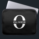 Personalisierte Monogramm Schwarz-Weiß-Bezeichnung Laptopschutzhülle<br><div class="desc">Dieses coole Schwarz-Weiß-Monogramm-Design kann als Geschenk für einen Ruhestand,  Geburtstag,  Gastgeschenk Hochzeit oder jeden Anlass gegeben werden. Das minimalistische Design kann mit dem Namen und dem Namen der Person angepasst werden.</div>