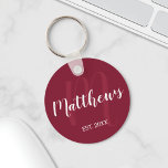 Personalisierte Monogramm und Familienname Burgund Schlüsselanhänger<br><div class="desc">Personalisiertes Monogramm und Familiennamensgeschenk mit Familiennamen in weißem,  modernem Script Schriftart Stil und Monogramm in hellbordeauxrot im modernen Skript Schriftart Stil als Hintergrund mit festem Jahr in weißen Sans Serif Schriftart Stil auf bordeauxroten Hintergrund. Perfekt als Geschenk für Neuvermählte,  Familiengeschenk,  Familienspass und Wiedersehen für alle besondere Anlässe.</div>