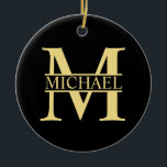 Personalisierte Monogramm und Name Schwarz und Gol Keramik Ornament<br><div class="desc">Personalisierte Monogramm- und Namensgeschenke mit personalisiertem Goldmonogramm im klassischen Serif-Schriftart-Stil mit einem Namenskasten in der Mitte des Monogramms auf schwarzem Hintergrund. Perfekt als Wohngestaltungen, Hauswärme Geschenke, Feriengeschenke für Familien, Neuvermählte und mehr. Bitte beachten Sie: Die Details der Folie werden im Kunstwerk simuliert. Bei der Herstellung dieses Produktes wird keine Folie...</div>