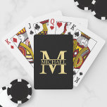 Personalisierte Monogramm und Name Schwarz und Gol Spielkarten<br><div class="desc">Personalisierte Monogramm- und Namensgeschenke mit goldfarbenem personalisiertes Monogramm im klassischen Serif-Schriftart-Stil mit einem Namenskasten in der Mitte des Monogramms auf schwarzem Hintergrund. Perfekt als väterliche Tagesgeschenke für Papa, Geschenke für Großvater, Ehemann, Bräutigam, Trauzeuge, Trauzeugen und mehr. Bitte beachten Sie: Die Details der Folie werden im Kunstwerk simuliert. Bei der Herstellung...</div>
