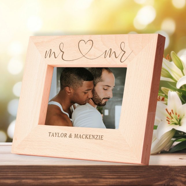 Personalisierte Mr. and Mr. Gay Couples Names Hear Geätzte Rahmen (Personalized Mr and Mr Gay Couples Names Heart Etched Frames by Ricaso. Same sex wedding gift ideas)