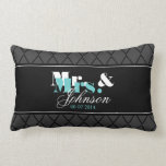 Personalisierte Mr. and Mrs. newlyweds Lumbalkisse Lendenkissen<br><div class="desc">Personalisierte Mr. und Mrs. Newlyweds Lumbalkissen im eleganten Stil. Niedliche Hochzeitsgeschenkidee für frische Weds. Personalisieren mit dem Namen der Braut und Bräutigam / Ehemann und Ehefrau. Klassisches Musterdesign mit stilvoller Typografie. Skripttext. Aquamarin blau / türkis,  grau,  weiß und schwarz. Sylish Wohngestaltung für Neuvermählte vorhanden.</div>