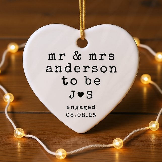 Personalisierte Mr. & Mrs. Typografy Verlobt Keramik Ornament (Von Creator hochgeladen)