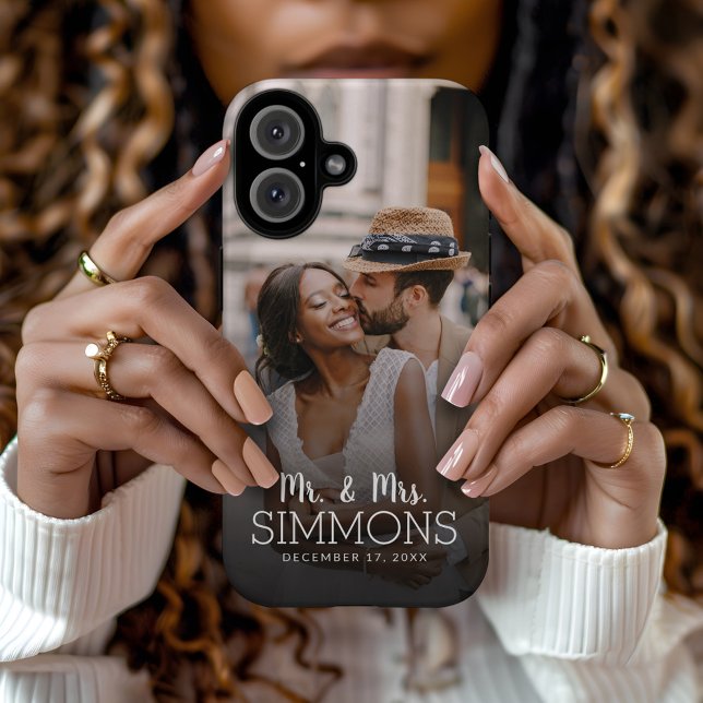 Personalisierte Mr. und Mrs. Monogram Wedding Foto iPhone 16 Hülle (Von Creator hochgeladen)