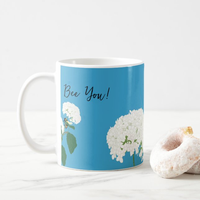 Personalisierte Muscheln mit Hydrangeas und Bienen Kaffeetasse (Mit Donut)