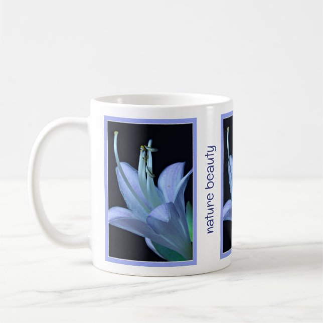 Personalisierte Naturschönheit Hosta-Blume in Blau Kaffeetasse (Links)