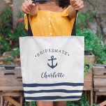 Personalisierte nautische Bridesmattin Tasche<br><div class="desc">Die niedliche nautische Tasche für Ihre Brautmädchen in klassisch marineblau und weiß zeigt eine Ankerillustrierung des Schiffes mit oben gekrümmter Bridesmate. Personalisieren Sie mit dem Namen jeder Brautjungfrau in der Schriftzeichen der Marine. Ein Trio marineblauer Streifen am Boden rundet das Aussehen ab. Geschenke jedem Mitglied Deines Brautparty einen für einen...</div>