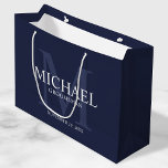 Personalisierte Nautische Navy-Trauzeuge Große Geschenktüte<br><div class="desc">Fügen Sie Ihrer Hochzeit eine persönliche Touch mit personalisierten Trauzeugen Geschenktasche hinzu. Diese Geschenktasche enthält den Namen des personalisierten Trauzeugen mit Titel und Hochzeitstermin in Weiß und Monogramm in hellblau als Hintergrund,  im klassischen Serif Schriftart Stil,  auf marineblau Hintergrund. Auch perfekt für Trauzeuge,  Brautvater,  Ringträger und mehr.</div>