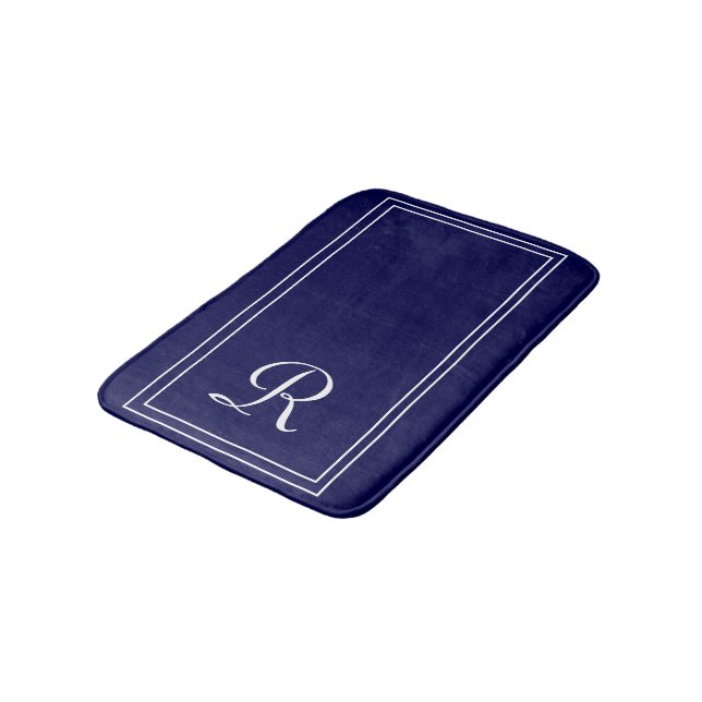 Personalisierte Navy White Strip Monogram Bath Mat Badematte (Schrägansicht)