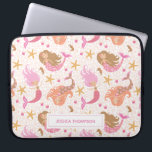 Personalisierte Niedliche Rosa Mermaid Laptopschutzhülle<br><div class="desc">Ein niedlich rosa Meerjungmuster schmückt diesen Laptop-Ärmel. Personalisieren Sie es mit Ihrem Namen. Macht ein lustiges Geschenk für ein Mädchen. Entworfen für Sie von BlackBerry Boulevard.</div>
