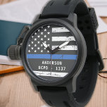 Personalisierte Nummer des Abzeichens der blauen L Armbanduhr<br><div class="desc">Feiern Sie mit diesem Thin Blue Line Police Watch - American Flag Design in Police Flag Farben, Not leidendes Design und freuen Sie sich auf einen hervorragenden Polizeibeamten. Perfekt für Service-Auszeichnungen und Polizeigeschenke oder Polizeigeschenke für den Abschluss. Personalisieren Sie Ihre Abzeichen-Nummer. COPYRIGHT © 2020 Judy Burrows, Black Dog Art -...</div>