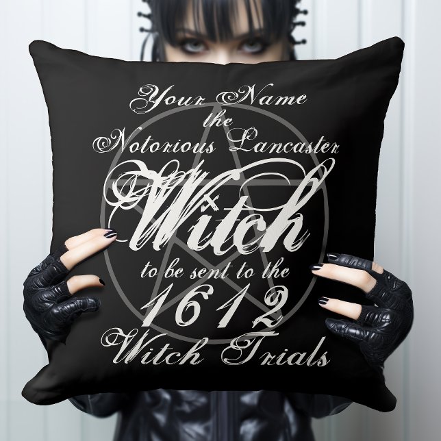 Personalisierte Okkultistische Hexentrials schwarz Kissen (Add your Name and Date to reincarnate. Make yourself into a Notorious Witch  Gothic Throw Pillow.)