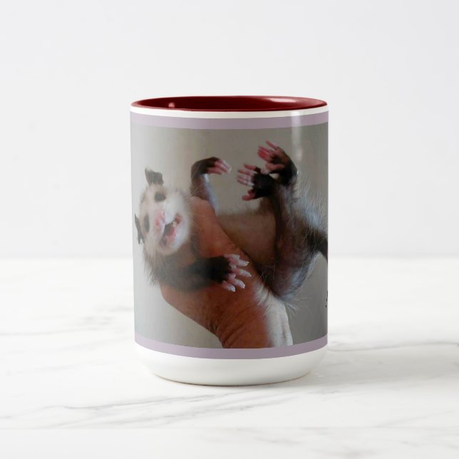 Personalisierte Opossum-Tasse Zweifarbige Tasse (Mittel)