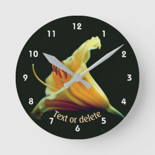 Personalisierte Orange Lilienblume   Runde Wanduhr
