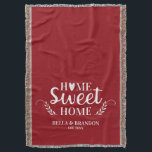 Personalisierte Paare Hochzeit Decke<br><div class="desc">Eine gemütliche Decke mit den Worten Zuhause Sweet Zuhause und Ihrem Namen und Ihrem Hochzeitstag. Persönliche Gestaltung dieser rot-weiß werfen Decke für eine schöne Hochzeit Geschenk. Andere Farben sind verfügbar. Entworfen für Sie durch BlackBerry Boulevard.</div>