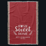 Personalisierte Paare Hochzeit Decke<br><div class="desc">Eine gemütliche Decke mit den Worten Zuhause Sweet Zuhause und Ihrem Namen und Ihrem Hochzeitstag. Persönliche Gestaltung dieser rot-weiß werfen Decke für eine schöne Hochzeit Geschenk. Andere Farben sind verfügbar. Entworfen für Sie durch BlackBerry Boulevard.</div>
