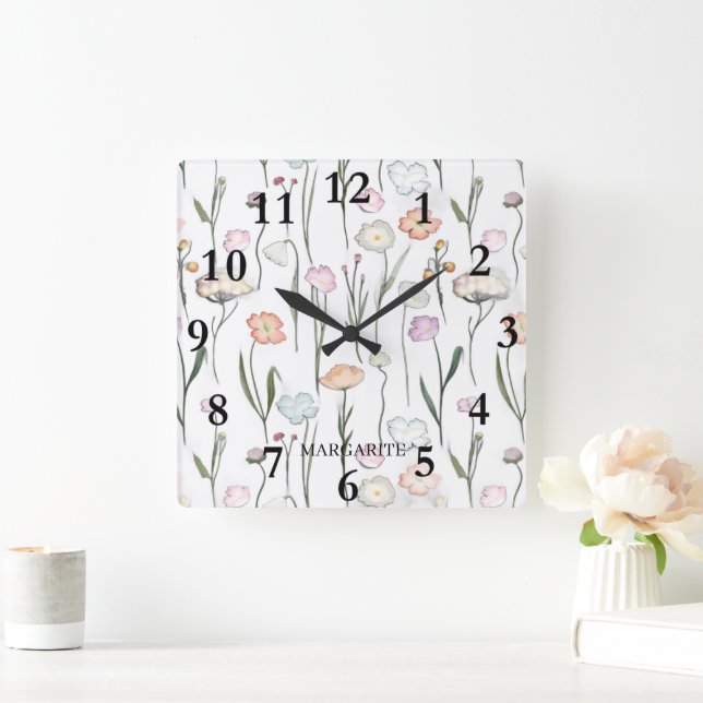 Personalisierte Pastell-Blume auf Weiß Quadratische Wanduhr (Zuhause)