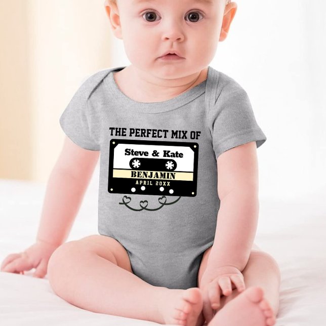 Personalisierte perfekte Mischung aus Mama und Vat Baby Strampler (Von Creator hochgeladen)