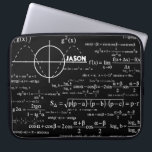 Personalisierte Physik-Geschenke für Physiker Laptopschutzhülle<br><div class="desc">Physik/Physiker/Physik-Lehrer-Geschenk/Physik-Studentgeschenk-/Geekgeschenk/das monogramm-Laptop-Hülse der schwarzen Männer personalisierte Namensanfangs. Um den Text zu ändern,  verwenden Sie die Personifizierungswahl. Für umfangreicheren Text ändert wie Änderungen am Schriftart,  Schriftartfarbe,  oder Textplan,  wählen die besonders anfertigen Wahl.</div>