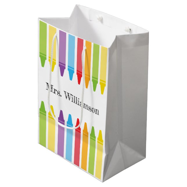 Personalisierte Rainbow Crayons Lehrerbewertung Mittlere Geschenktüte (Vorderseite Schrägansicht)