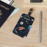 Personalisierte Raumfähre Shuttle Moon Stars Gepäckanhänger<br><div class="desc">Coole und nerdige Gepäckmarke im Weltraum mit Sternen,  Mond und Planeten. Passen Sie dies an,  indem Sie einen Namen hinzufügen. Klicken Sie auf die Schaltfläche "Personalisieren".</div>